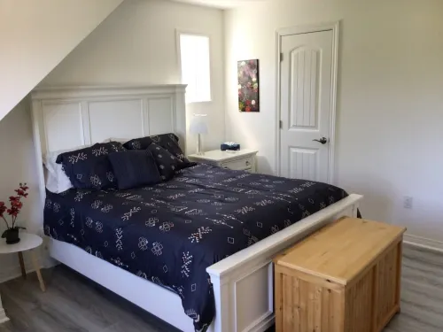 Cozy carriage house apartment with gorgeous Mount Ida views.