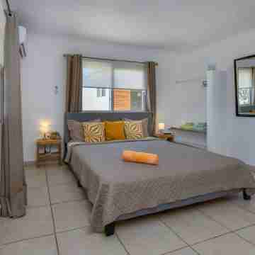 Sunny Palm Beach Villa - 3 min from beach Rooms