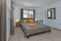 Sunny Palm Beach Villa - 3 min from beach