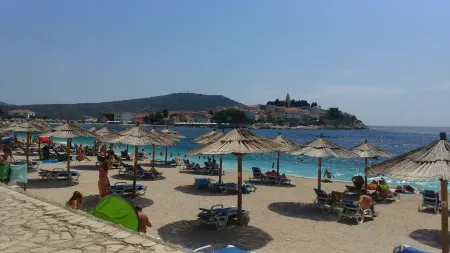 Apartmani LuluFamily accomodation in a quiet fishing village.