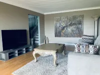 Beautiful upper unit countryside large cozy rooms near Niagara Falls Hotels in Welland