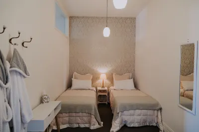 Quiet , Stylish 2 bedroom Apartment , situated in the heart of town. Отели в г. 