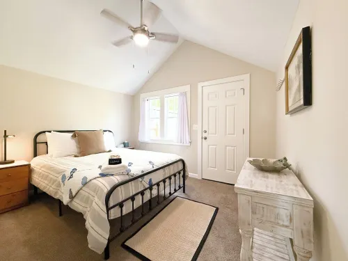 Blue Bird Cottage - a charming 2-bedroom house with WiFi, AC in adorable Carlton Hotels in Carlton