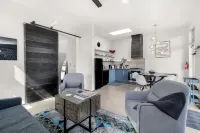 Sunny Chic Baca Railyard Retreat: Balcony + Full Kitchen + Laundry