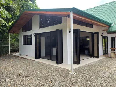 Quiet Mountain Home, 20-minute drive to Playa Dominical Hotels near Diamante Water Fall