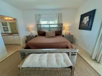 Beautiful Beach Front Villa in  Resort World Bimini Bahamas のホテル