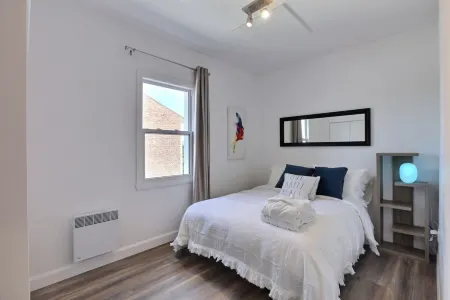 Spectacular, Lunch with the Chateau Frontenac! Air-conditioned Free parking! Отели рядом с достопримечательностью «Парк Солей»