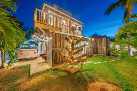 Newly Renovated Retro Designer Bungalow 200' from Beach w/ VW Bus Grill & Pool Отели в г. Данмор-Таун