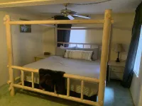 Cabin in The Pines.. Available 240v Tesla and EV charging.