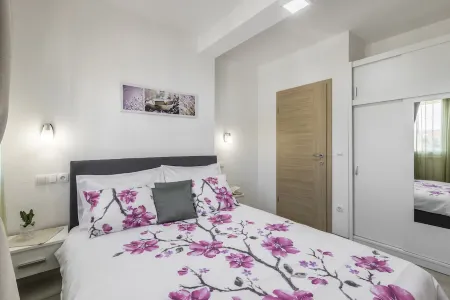 Charming apart.sa Terasom,250m od Mora,Parking,Wi-Fi,Roštilj,4 zvjezdice
