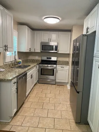 Home with a large yard-Minutes from Downtown!!! Отели рядом с достопримечательностью «Spanish Moss Trail»