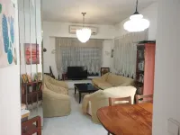 Sleeps 8-Cozy and Spacious Ground Floor, 2 apts connected. 4 bedrooms, 3 baths Hotel a Kiryat Bialik