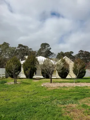 Cosy & historical one-bedder - perfect to explore Castlemaine & the Goldfields Hotels in Barkers Creek