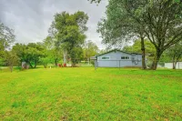 Dog-Friendly Oakhurst Home Walk to Downtown!