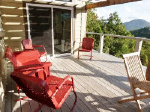 Farside CabinSecluded mountain top getaway with mountain views & rustic charm