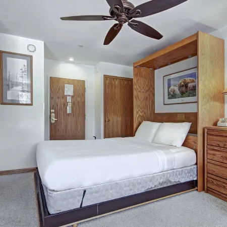 Relaxed Studio Seconds to Historic Main Street - Sleeps 4