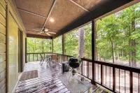 3 Mi to Beavers Bend State Park: Hot Tub Haven! Hotels in Broken Bow