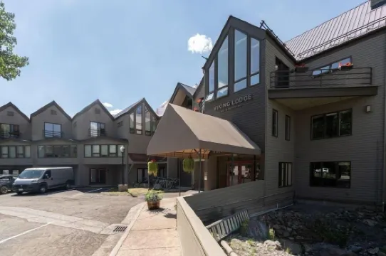 Cloud Nine! Near Chair 7, Top Floor on River + Hot Tub 1 Bedroom Condo by RedAwning