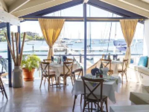 藍礁湖度假村及碼頭 金斯敦酒店