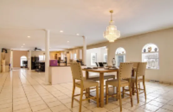 Hot Tub and Sauna Hoffman Estates Villa in Elgin!