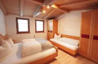 Edelberg Apartments Hotels in Obertilliach