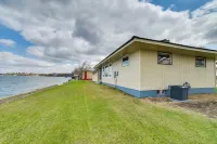 BBQ Ready Lakefront Retreat in Watertown - 2-stjärniga