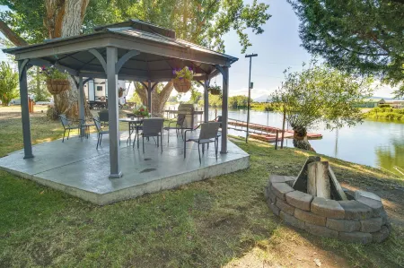 Riverfront Resort Cabin ~ 21 Mi to Crater Lake! Отели рядом с достопримечательностью «Train Mountain Railroad Museum»