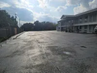 Cedar Creek Inn - parking