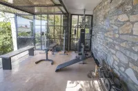 Pyrgos Traditional Village - gimnasio