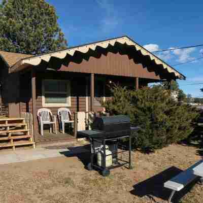 Lazy R Cottages- 1 Apts Hotel Exterior