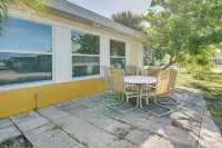 Pet-Friendly Englewood Home - 4 Mi to Beach! - spa