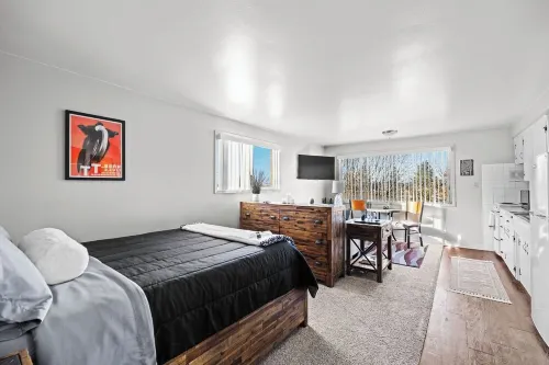 Cozy Downtown Studio- Arena, Podium, GU