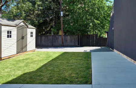 Vine Village Apartments Отели рядом с достопримечательностью «Сентенниал Лилак Гарден»