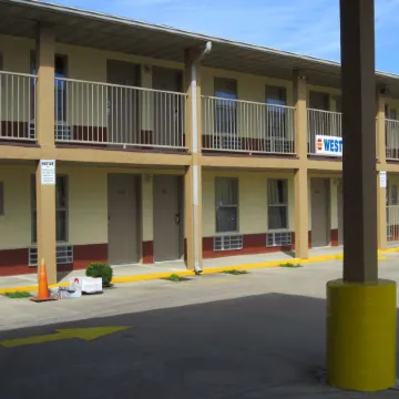 First Western Inn - Fairmont City