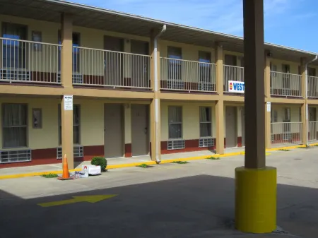 First Western Inn - Fairmont City