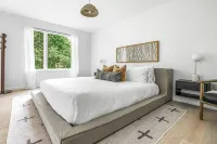 Stunning Outdoor Oasis with Hot Tub and Fire Pit - Elegant Retreat