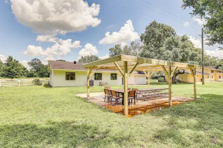 Bright Wallis Cottage w/ Pergola & Grill! Отели в г. Симонтон