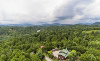 Mtn Views & Fire Pit: Rustic Piney Creek Cabin