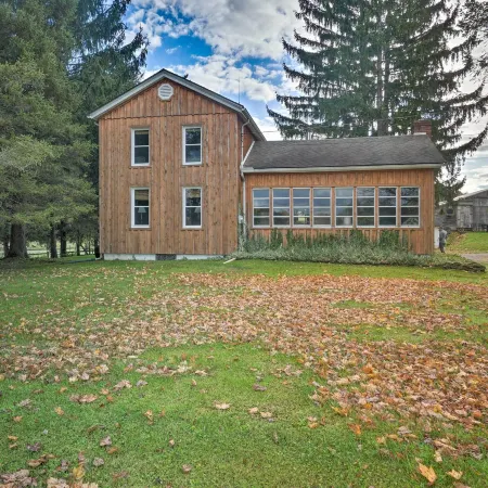 Vintage Farmhouse ~ 2 1/2 Mi to Mount Pleasant Ski