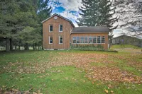 Vintage Farmhouse ~ 2 1/2 Mi to Mount Pleasant Ski - parking
