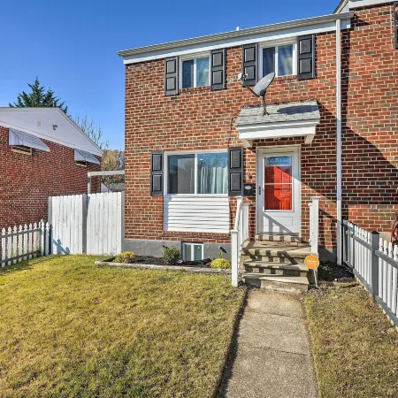 Chic Townhome w/ Deck: 6 Mi to Dtwn Baltimore