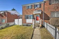Chic Townhome w/ Deck: 6 Mi to Dtwn Baltimore