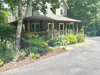 Charming 3-bedroom cottage Cashiers fiber WiFi w/1,200 sq ft outdoor space
