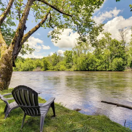 Family-Friendly Riverhouse Fishing and Hot Tub