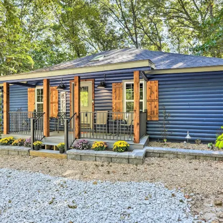 Secluded Table Rock Lake/Branson Cabin w/ Hot Tub!
