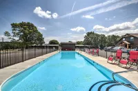 Resort Cabin w/ Nearby Pool & Lake Access! - 3 tähden