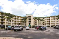 Bayfront Retreat Private Balcony and Pool Access! - parking