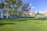 Pagosa Springs 2-Story Loft Condo w/ Deck & Views! - 3성급