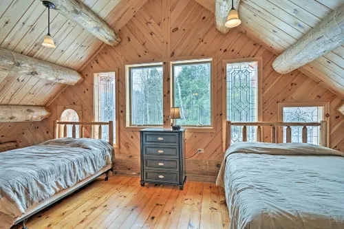 Custom Log Cabin w/ Deck & 45 Acres by Pine River! - Alloggi