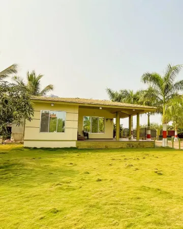 Beach Village Resort Отели рядом с достопримечательностью «Shrivardhan beach/समुद्र किनारा»